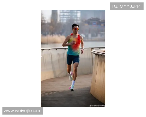 邓超化身足球明星展现运动魅力与风采的精彩瞬间